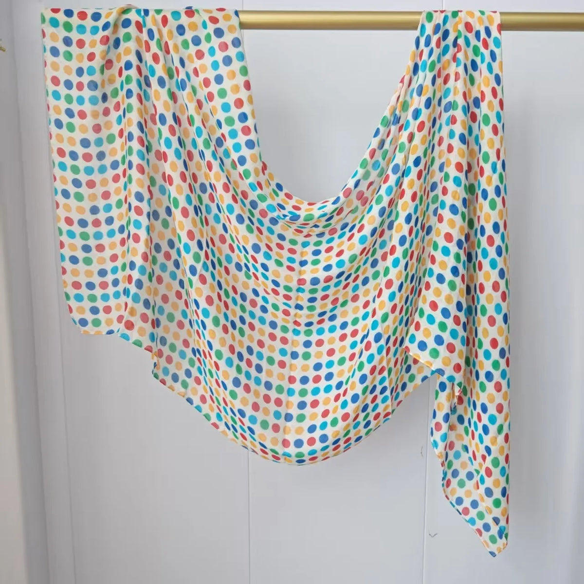 Pañuelo hijab imprimado de doble cara y colorido colgado en una percha.