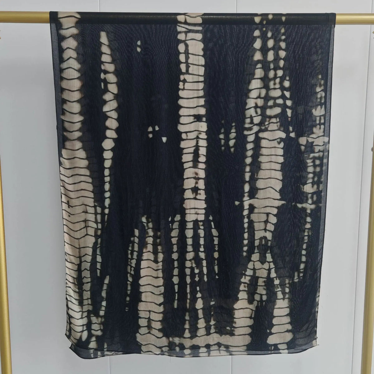 Dunkelgraues und weißes abstraktes Tie-Dye-Schal mit vertikalen Streifen und gesprenkelten Mustern.