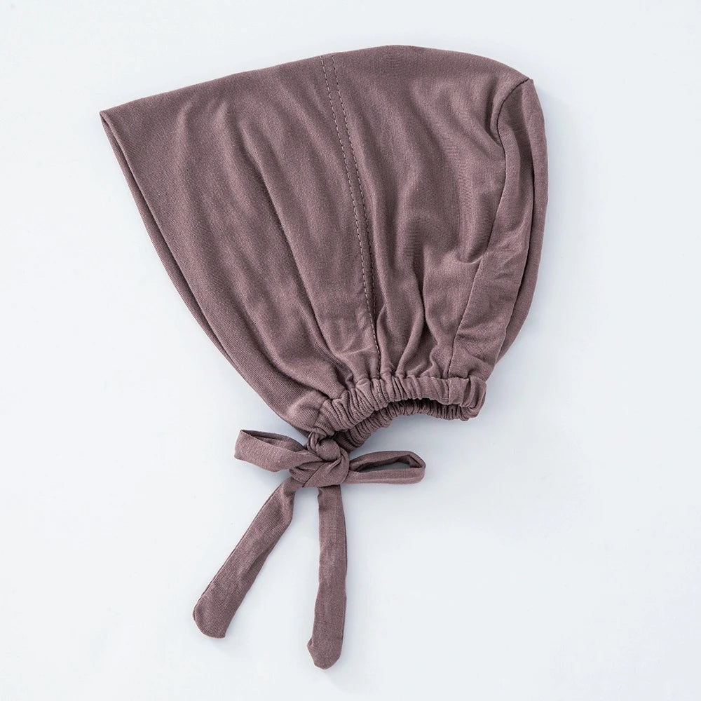 Mauve gebundener Inner-Hijab-Bonnet aus weichem Stoff, flach dargestellt.