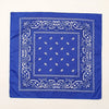 Foulard en coton bleu royal avec des motifs floraux et géométriques blancs complexes.