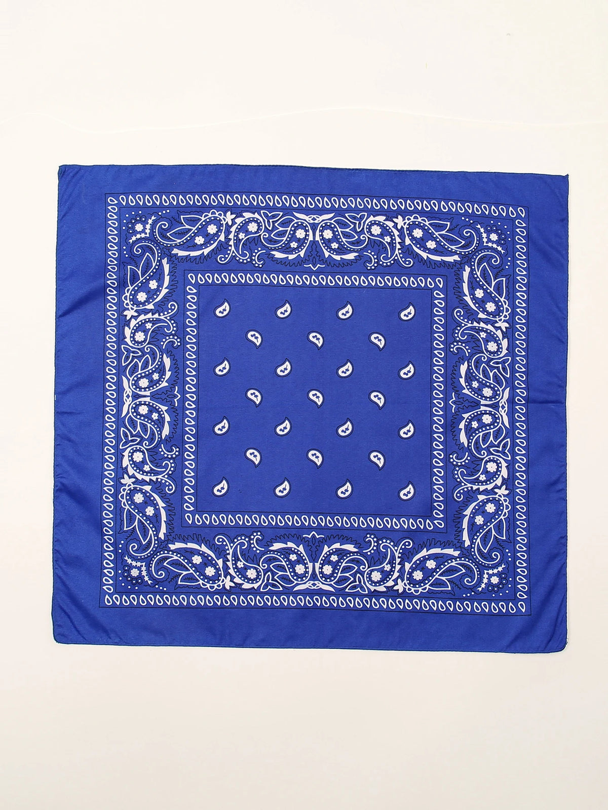 Foulard en coton bleu royal avec des motifs floraux et géométriques blancs complexes.