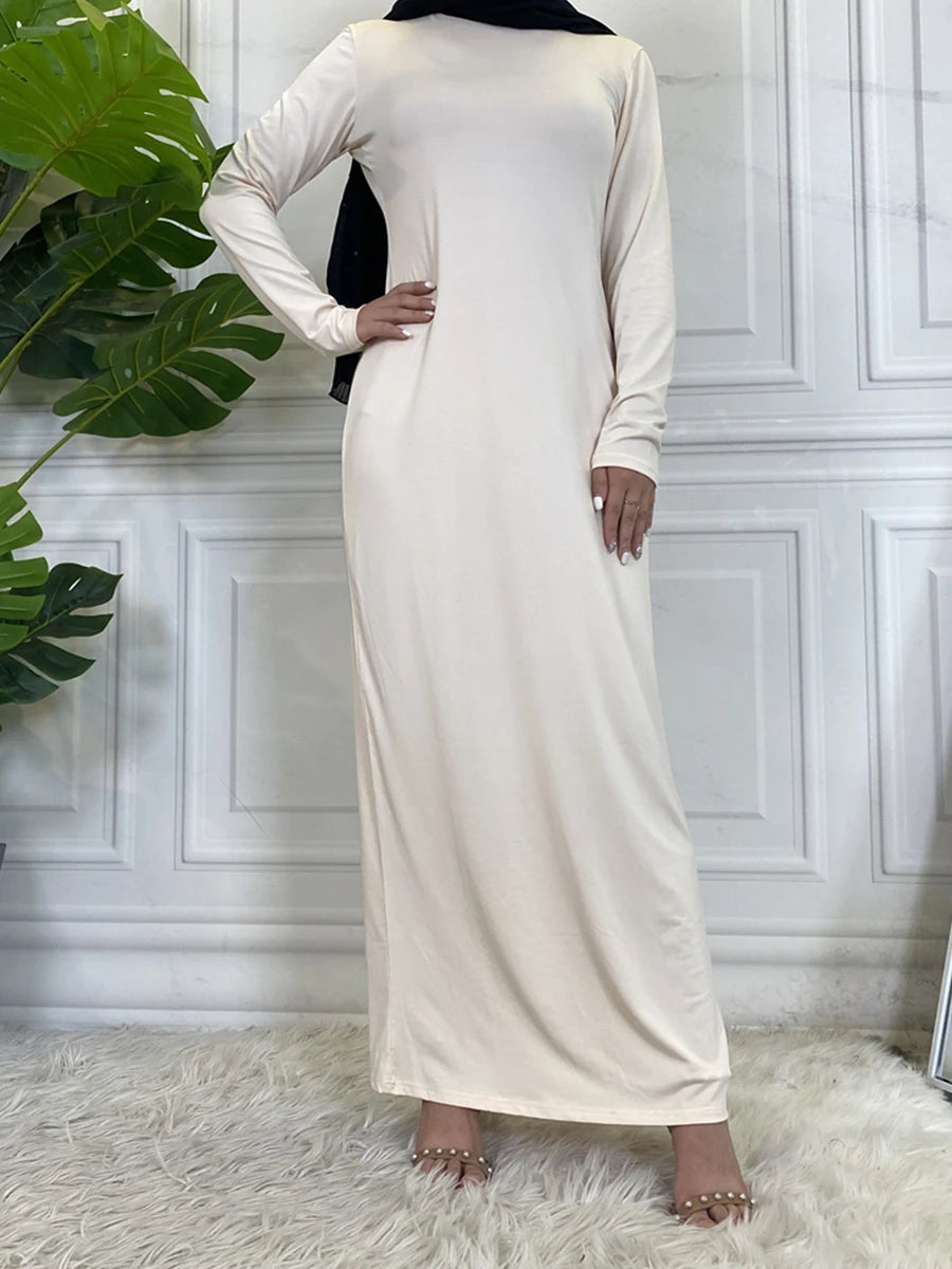 Langes beige Maxi-Abaya-Kleid mit Langarm und schwarzem Hijab