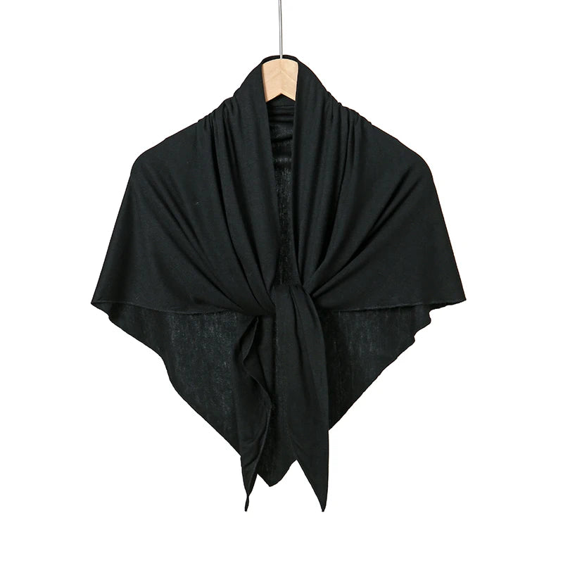 Écharpe de hijab triangle noire et élégante drapée et suspendue