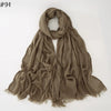 Foulard hijab en coton viscose vert olive drapé avec frange et pompon.