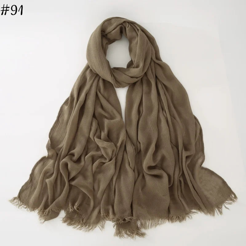 Foulard hijab en coton viscose vert olive drapé avec frange et pompon.