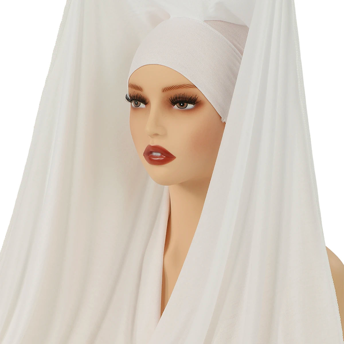 Mannequin trägt einen weißen, eleganten Modal-Jersey-Hijab mit magnetischer Verschlüsse.