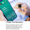 Eine Hand hält ein Smartphone mit Gebetszeit-Erinnerungen und einem digitalen Tasbih-Zähler mit Vibrationserinnerung.