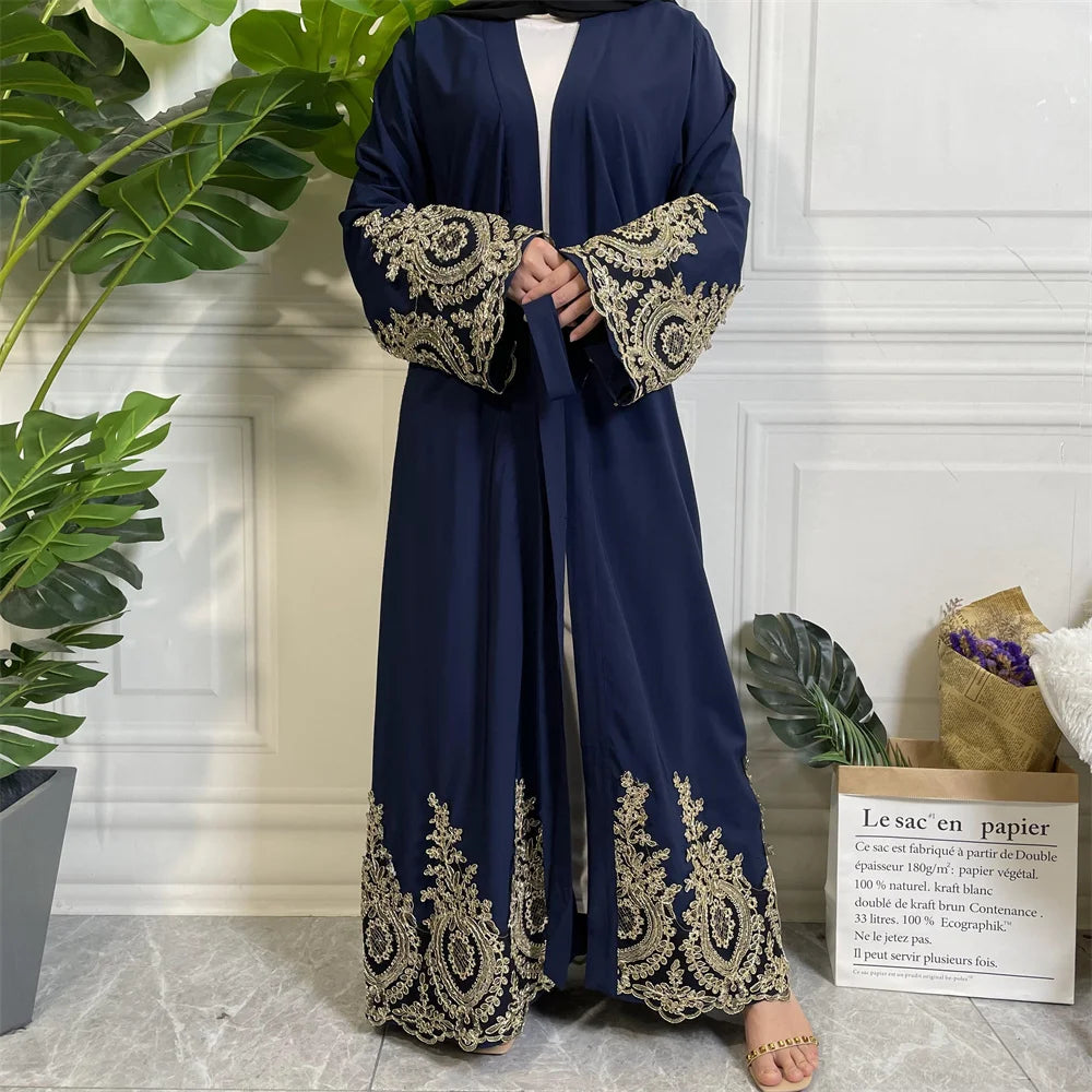 Una kaftan abaya de lujo azul marino para mujer, mostrada sobre fondo blanco.