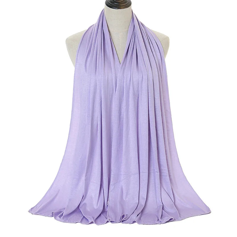 Bufanda de algodón modal lilas premium drapeada alrededor del cuello de un maniquí.