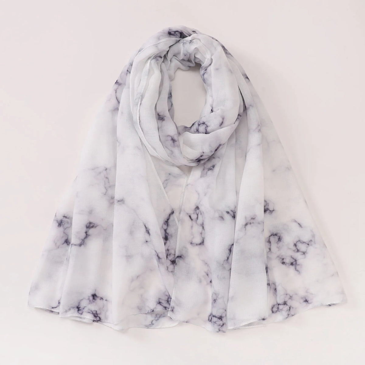 Pañuelo transparente blanco con estampado de mármol negro drapeado alrededor del cuello
