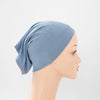 Heller blaues Bambus-Jersey-Turban-Cap auf einem Mannequin-Kopf.