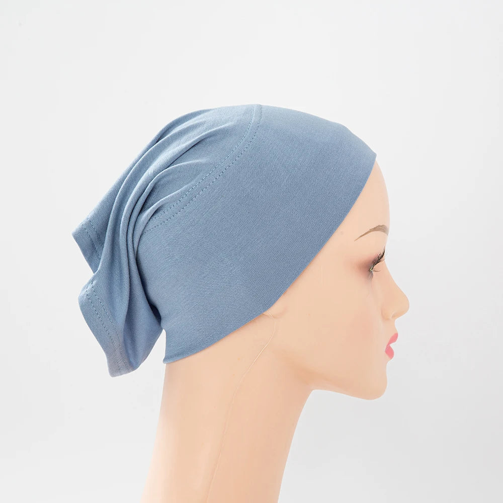 Heller blaues Bambus-Jersey-Turban-Cap auf einem Mannequin-Kopf.