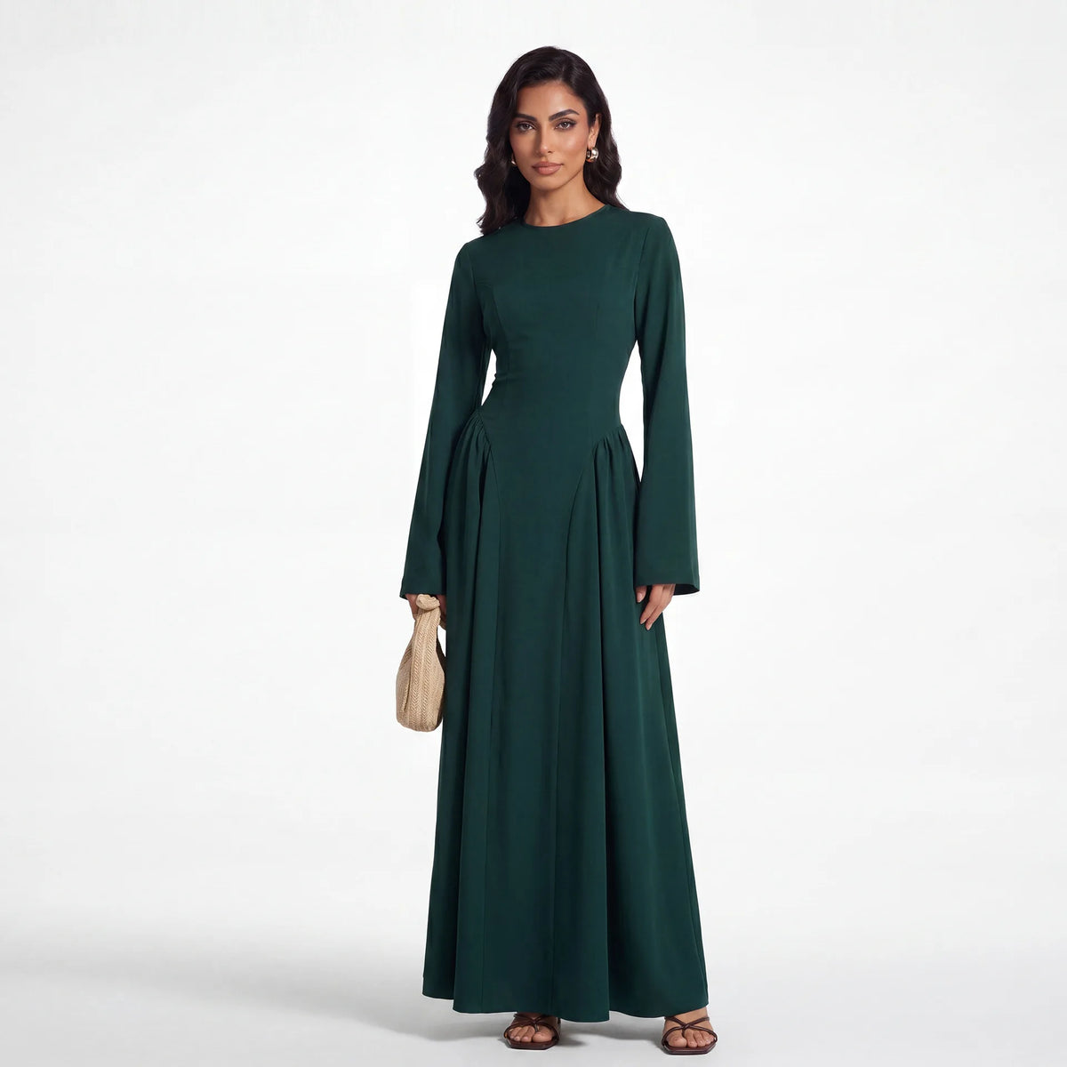 Una modelo vistiendo una elegante abaya de manga larga y color verde oscuro para mujeres musulmanas.