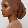 Model trägt eine bordeauxbraune Bambus-Jersey-Hijabkappe und passendes Oberteil.