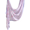 Écharpe de coton à imprimé floral rose pâle et violet drapée de manière douce et fluide.