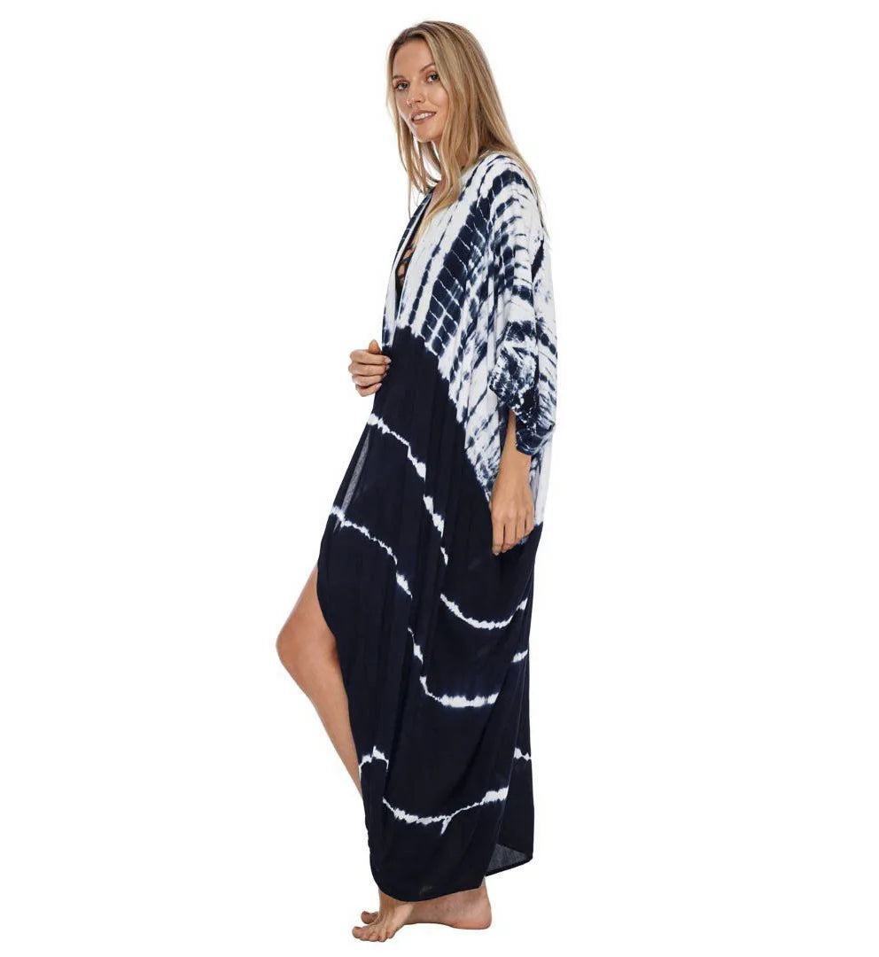 Eine Frau modelliert ein dunkelblaues und weißes Tie-Dye Sommer-Strandkimono-Überkleid.