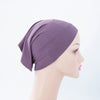 Lila Bambus-Jersey-Turbanmütze auf einem Mannequin-Kopf.