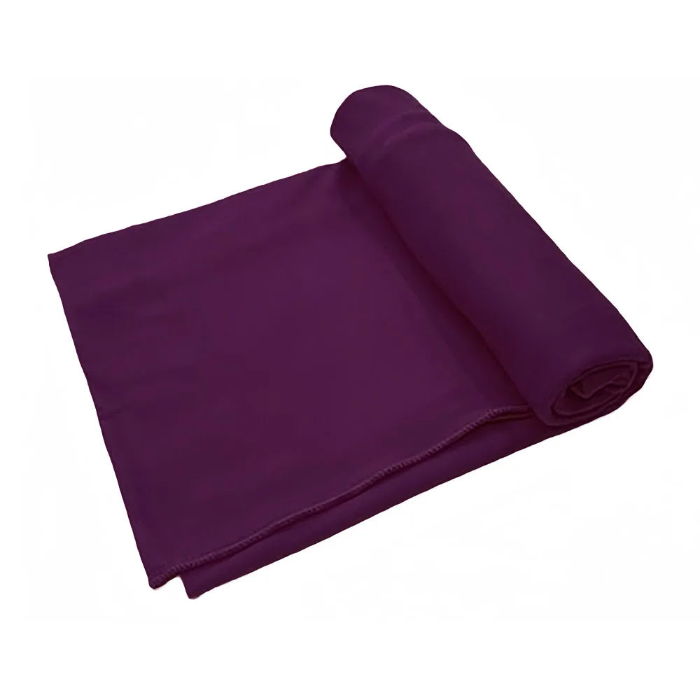 Verdrillter lila, dehnbarer Jersey-Turban als Kopfschal.