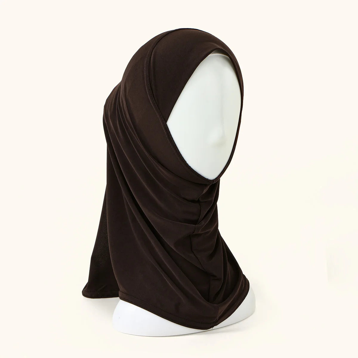 Dunkelbrauner Instant-Baumwoll-Modal-Hijab-Tuch auf weißem Mannequin.