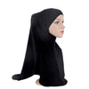 Una mujer vistiendo un pañuelo hijab de algodón modal negro, vista de perfil.