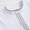 Weißes besticktes jubba Thobe Kaftan Hemd mit schwarzem Zier und gemustertem Halstuch