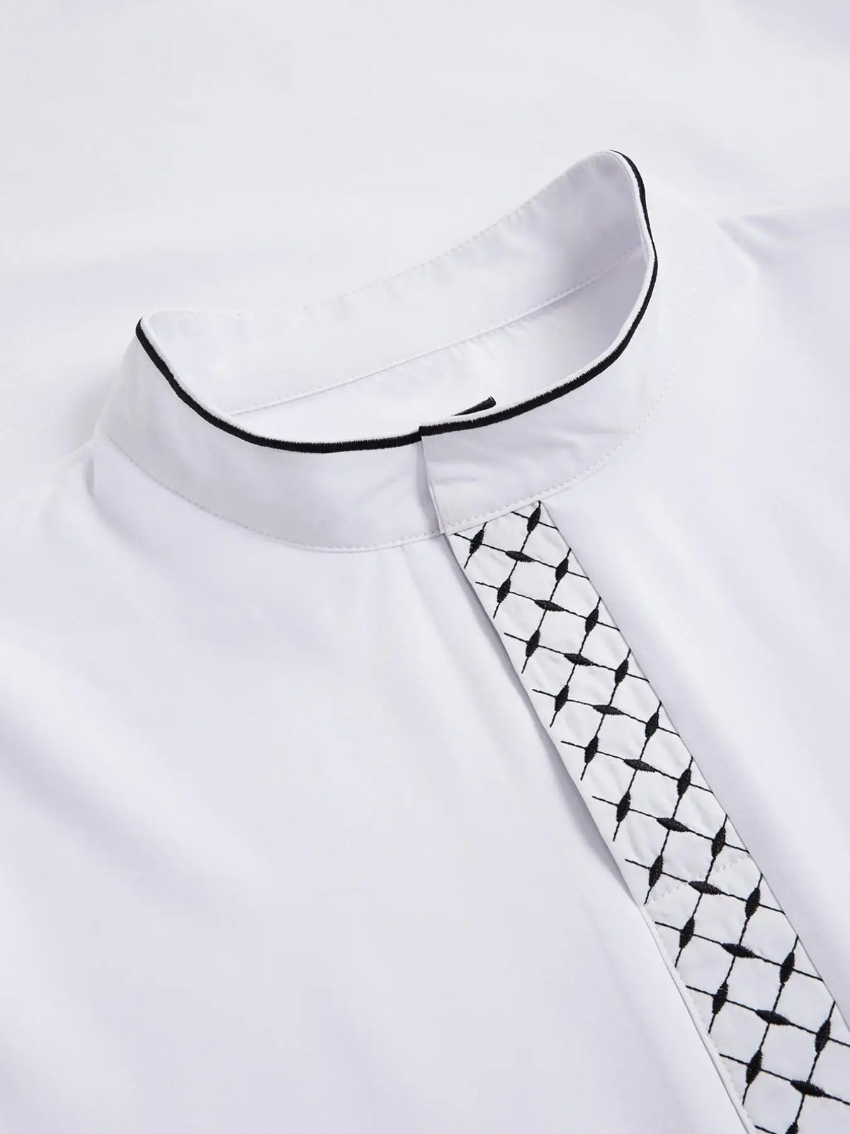 Weißes besticktes jubba Thobe Kaftan Hemd mit schwarzem Zier und gemustertem Halstuch
