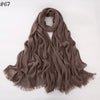 Écharpe hijab en viscose coton brun doux, drapée avec des bords froncés.