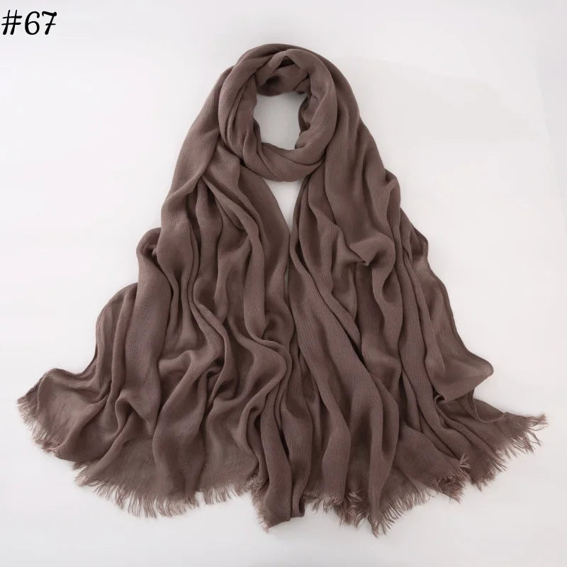 Écharpe hijab en viscose coton brun doux, drapée avec des bords froncés.