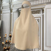 Beige elegante Maxi-Abaya über einem Mannequin in luxuriösem Interieur