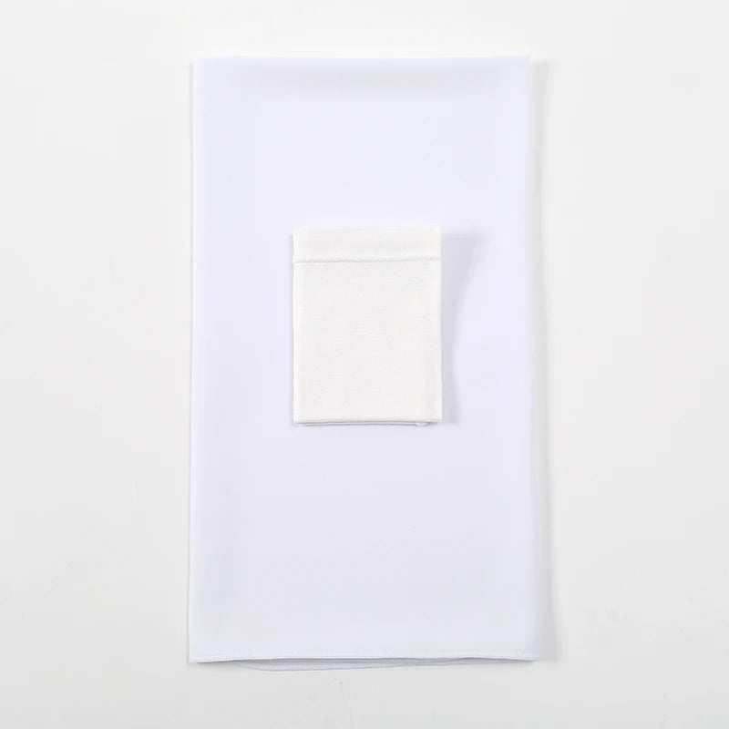 Weißer Chiffon-Hijab und Untercap-Set auf weißem Hintergrund.