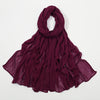 Étole foulard en crêpe de rayon bordeaux drapée élégamment.