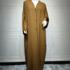 Vestido abaya oversize color marrón olivo, mostrado en maniquí contra pared blanca con paneles.