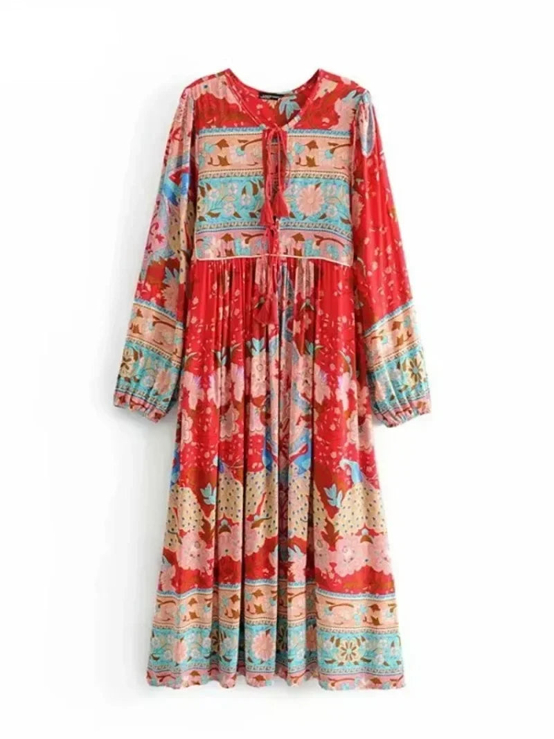 Vestido largo floral rojo con bordado patchwork y flecos.