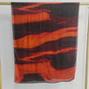 Dunkler, durchscheinender Schal mit abstrakten, gewellten Streifen in Orange und Schwarz.