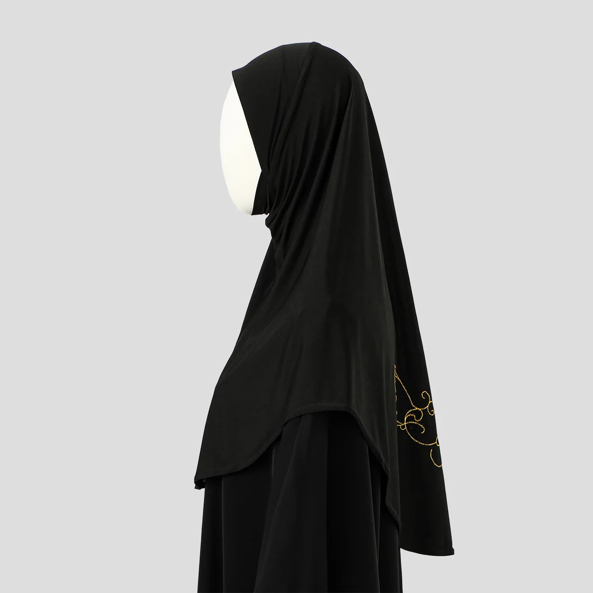 Un foulard hijab noir avec broderie dorée, présenté sur un fond gris clair.