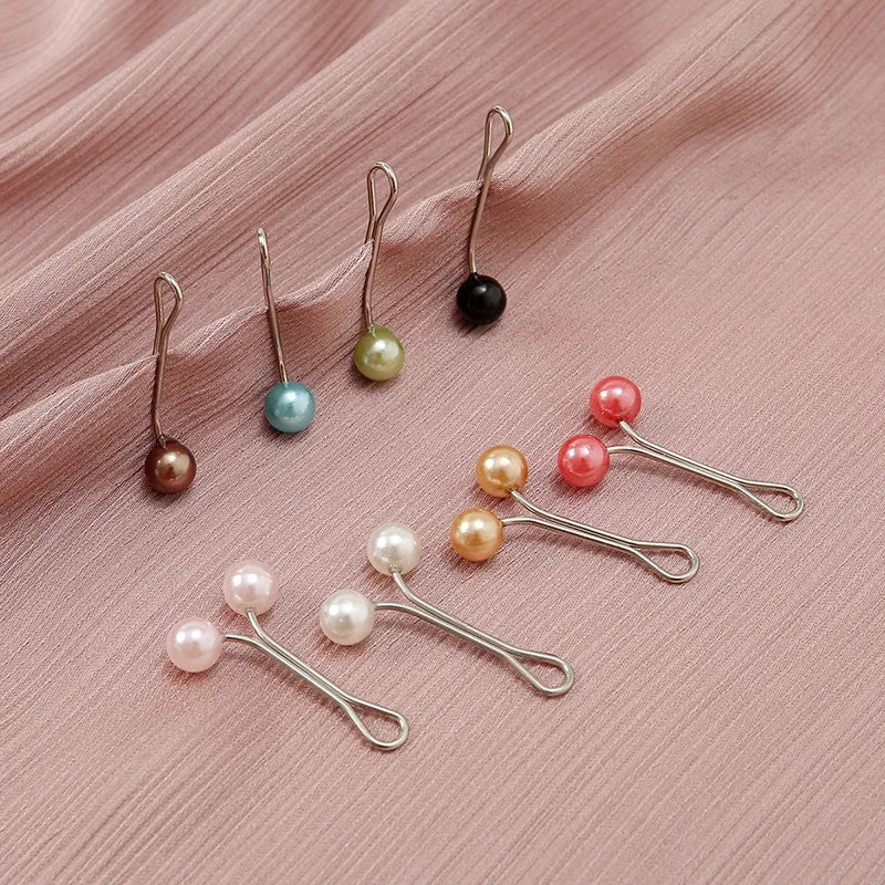 Collection de barrettes à cheveux en argent avec des perles de différentes couleurs, y compris noir, vert, bleu et rose.
