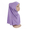 Un chal de hijab morado para niños drapeado sobre la cabeza y los hombros de un maniquí.