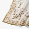 Cremiges Blumen-Quadrat-Hijab-Schal mit zarten rosa und braunen botanischen Stickereien am Rand.