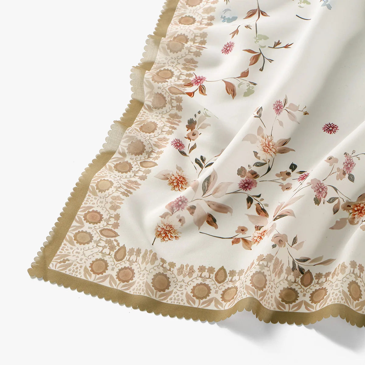 Cremiges Blumen-Quadrat-Hijab-Schal mit zarten rosa und braunen botanischen Stickereien am Rand.