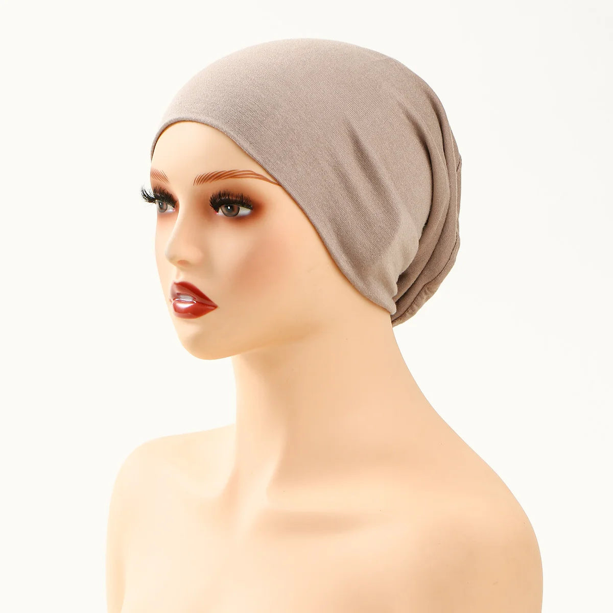 Modelo usando gorro de hijab interior de jersey beige, visto de lado.