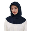 Une femme portant un bonnet hijab de couleur bleu marine couvrant et un haut blanc.