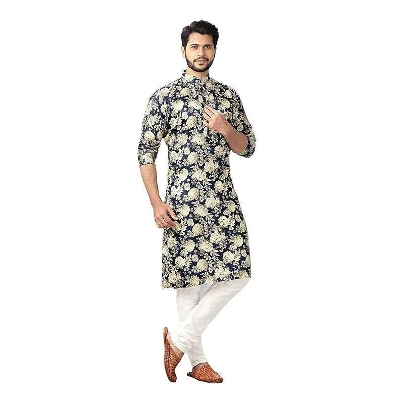Un homme portant une tunique à imprimé floral bleu marine et un pantalon blanc.