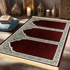 Un tapis de prière bordeaux profond avec une calligraphie arabe blanche et des motifs géométriques sur un plancher en bois.