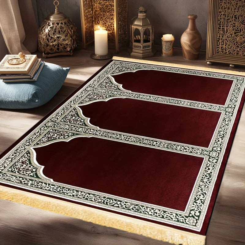 Un tapis de prière bordeaux profond avec une calligraphie arabe blanche et des motifs géométriques sur un plancher en bois.