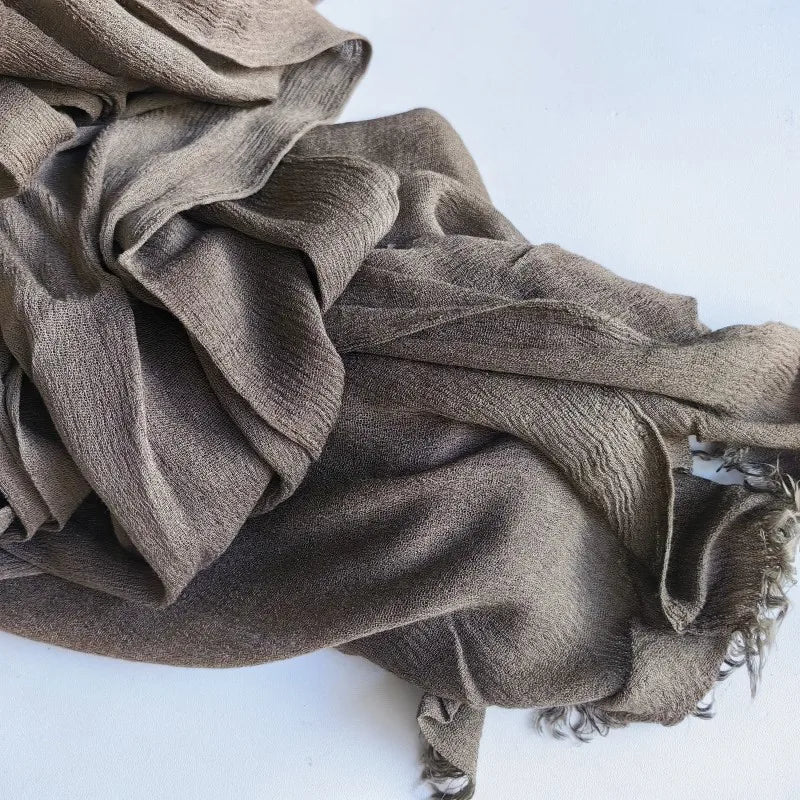 Foulard hijab en coton viscose vert olive drapé avec franges et pompon