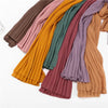 Eine Kollektion von Crinkle-Chiffon-Hijabs in verschiedenen Brauntönen, Olivgrün, Mauve und Terrakotta.