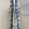 Langes, fließendes, plissiertes Abaya-Cardigan mit blau-weißem Blumenmuster auf einem Mannequin.