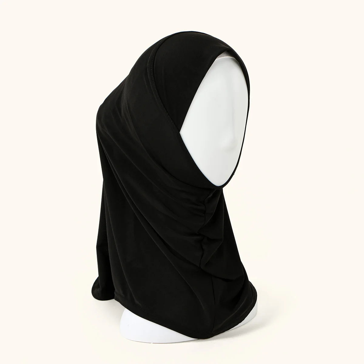Schwarzer Instant-Baumwoll-Modal-Hijab-Tuch auf weißem Mannequin.