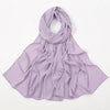 Lila Chiffon-Hijabschal elegant um den Hals und die Schultern drapiert.