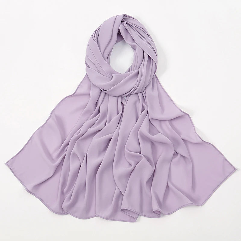 Lila Chiffon-Hijabschal elegant um den Hals und die Schultern drapiert.